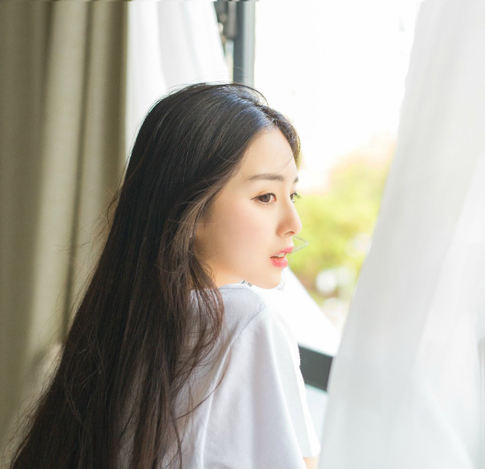 就这么望著吧，直到把浮世望成眼睫上的尘埃。如果，子夜想醉，有什么比叹息更畅怀的?子夜想歌，有什么比忘川之水更能断愁?——三毛